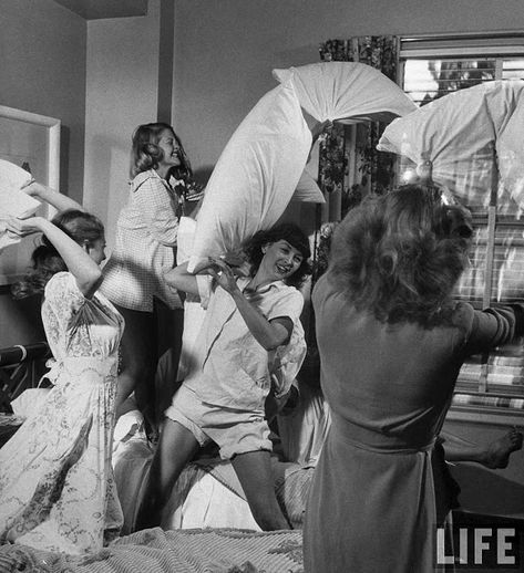 Vintage Photos of women having a pillow fight in the 1940's. Photo from Life Magazine. #1940s #1940sfashion #1940slife #lifemagazine #vintagephoto 1940s Woman, Hollywood Model, Miss Moss, Teenage Fashion, Healthy Girl, Keeping Healthy, Vintage Life, Slumber Parties, Men Fashion Casual Outfits