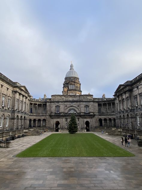 The old college at the University of Edinburgh in Scotland Edinburgh Scotland College, One Day Edinburgh, Edinburgh Scotland University, Edinburgh College Of Art, Edinburgh University Dorm, University Of Edinburgh Campus, The University Of Edinburgh, Uni Of Edinburgh, University Of Edinburgh Aesthetic