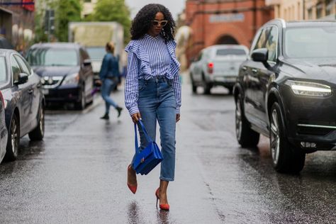 With a ruffled blouse and pumps Stylish Denim Outfits, Stockholm Fashion Week, Mama Jeans, Denim Street Style, Orange Heels, Mom Jeans Outfit, Denim Outfits, Pant Trends, Outfit Jeans