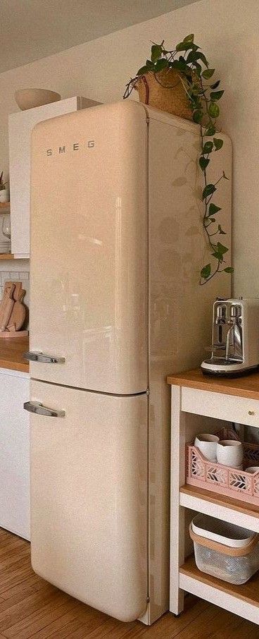 Smeg Kitchen Ideas, Cream Smeg, Fridge In Kitchen, Smeg Kitchen, White Fridges, Vintage Fridge, Smeg Fridge, Smeg Appliances, Retro Fridge