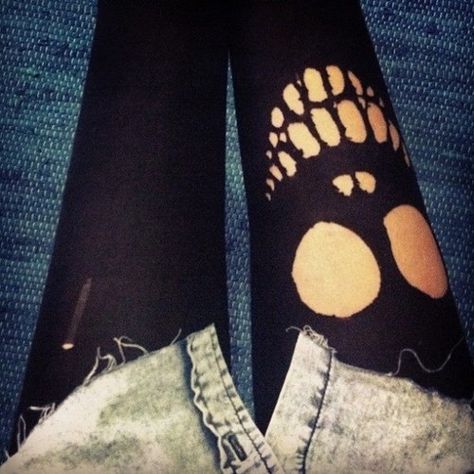 Halloween: skull tights. Look 80s, 00s Mode, Gothic Leggings, Skull Leggings, Diy Kostüm, Grunge Look, Estilo Punk, Skagen, Cut Shirts