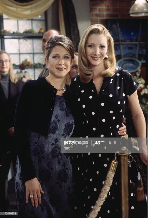 Phoebe's dress on carol's wedding Lisa Kudrow, Friends Moments, Phoebe Buffay, Lesbian Wedding, Rachel Green, Friend Outfits, Friends Tv Show, Old Money Aesthetic, Friends Tv