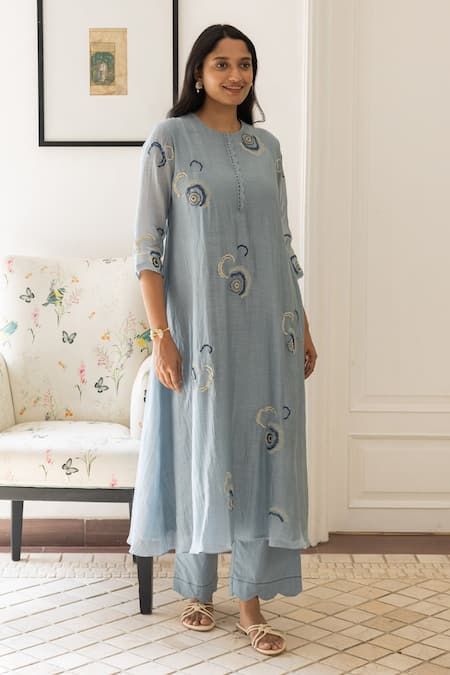 A Line Kurti Designs, Floral Thread Embroidery, Kurta And Pants, Basic Dress Pattern, A Line Kurti, India Dress, Kurta Neck Design, Natural Clothing, Cotton Kurti Designs