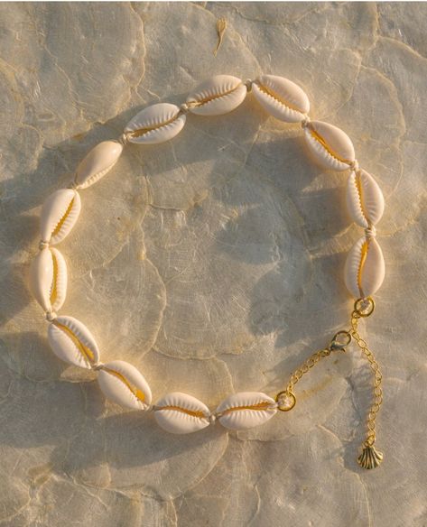 The Puka Shell Choker is a classic that will never go out of style with a modern twist… We all know and love the Puka Shell Choker, but this Voyage choker has a 2 inch adjuster, allowing you to comfortably wear this necklace tangle free & to the length that suits you best! 24k gold plated tarnish free 14”-16” Cowrie Shell Flower Necklace, Shell Gold Necklace, Shell Necklace Aesthetic, Ankle Bracelets Boho, Accesorios Aesthetic, Puka Shell Necklace, Paris Jewelry, Beachy Jewelry, Preppy Jewelry