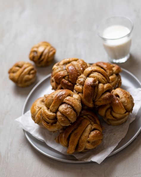 Cardamom Knots, Cinnamon Knots, Eggs In Oven, Bread Sweet, Baked Good, Bread Starter, Sourdough Bread Recipe, Salted Egg, Muffin Tray