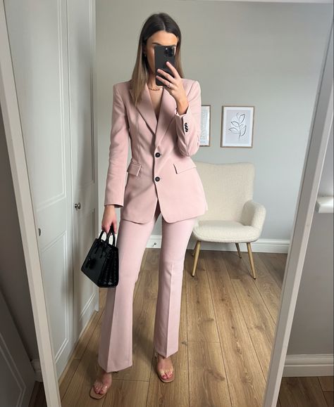 Pink suit zara Suit Zara Woman, Lawyer Outfit Pink, Pink Lawyer Outfit, Zara Suits Women, Pink Lawyer, Pink Suit Women, Lawyer Fits, Blonde Outfits, Legally Blonde Outfits