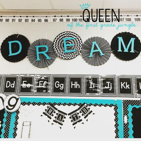 Eye-Catching but Clean Bulletin Boards... I like the letters hot glued to the fans. Classroom Arrangement, Classroom Makeover, Classroom Transformation, 4th Grade Classroom, Classroom Decor Themes, High School Classroom, 2nd Grade Classroom, Teaching First Grade, Classroom Bulletin Boards