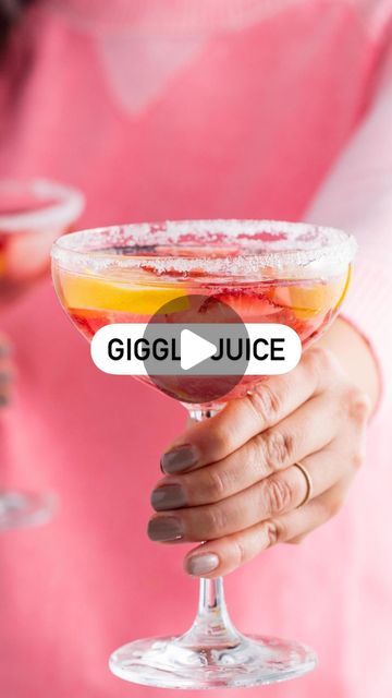 Delish on Instagram: "How to make our Giggle Juice 🍓" Simply Juice Cocktails, Giggle Juice Recipe, Hippie Juice Recipe Gallon, Alcohol Punch, Giggle Juice, Alcoholic Recipes, Easy Punch Recipes, Holiday Party Drinks, Easy Punch