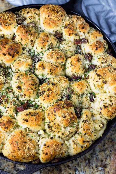 Cast Iron Skillet Cooking, Garlic Knots Recipe, Iron Skillet Recipes, Garlic Knots, Skillet Cooking, Cast Iron Skillet Recipes, Baking Bread Recipes, Cast Iron Recipes, Pull Apart Bread