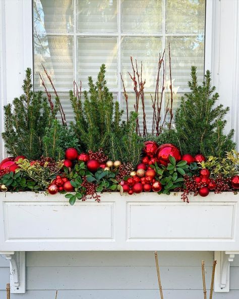 Post Image Christmas Light Post, Post Decorations, Christmas Balcony Ideas, Christmas Balcony, Christmas Window Boxes, Winter Window Boxes, Outdoor Christmas Planters, Front Door Decorations, Light Post