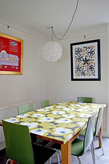 My friend Wendy's dining table was looking battered and in need of some love. It even had a great big dirty iron mark on it. The table was the focal point of her lounge dinner and used not just for eating at, but her and her boys also did use the table for art and crafts. We decided to upcycle it with wallpaper just like she did with her garbage bin (see it here). Wendy's decor style was mid-century modern so she wanted to revamp the table with something to fit that decor.She also w… Decoupage With Wallpaper, Wallpapered Table Top, Wallpaper Table Top Diy, Wallpaper On Furniture Diy, Wallpaper On Table Top, Wallpaper Coffee Table, Wallpaper On Table, Decoupage Dining Table, Wallpaper Table Top