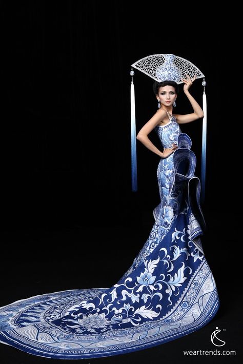 A model presents a creation by Chinese designer Xu Ming for a haute couture collection at China Fashion Week in Beijing November 1, 2012 - XU Ming est née le 2 juin 1965 à Heilongjiang. Description from pinterest.com. I searched for this on bing.com/images Guo Pei, Blue And White Dress, Chinese Dress, Haute Couture Fashion, Gorgeous Gowns, China Fashion, Beautiful Gowns, Asian Fashion, Beautiful Fashion