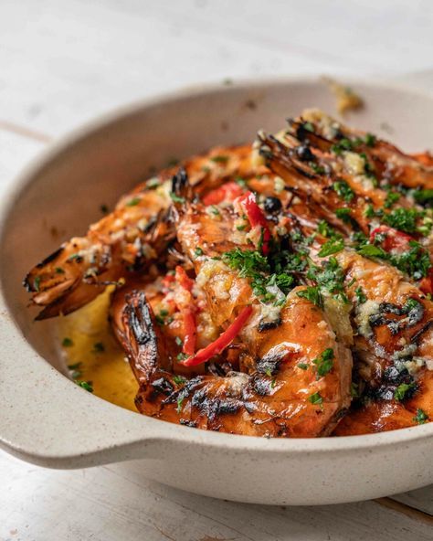 Grilled Prawns with Garlic, Lemon & Chilli | Culinary Cartel Grilled Tiger Prawns, Garlic And Chilli Prawns, Large Prawn Recipes, Grilled Shrimp Bowl, Best Prawn Recipes, Pestarian Meals, Saucy Shrimp Recipes, Prawn Starter Recipes, Entrees Recipes Starters