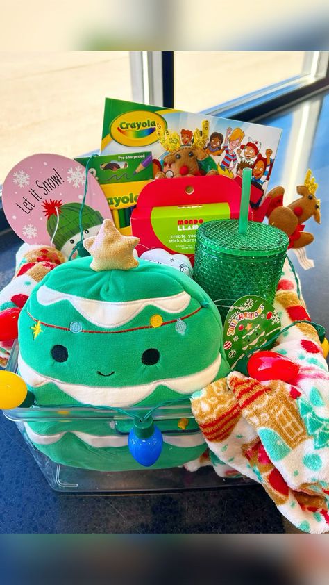 Kid Gift Basket Ideas Christmas, Couples Christmas Basket Ideas, Kid Christmas Basket Ideas, Kids Brr Basket, Christmas Kids Basket Ideas, Christmas Buckets For Kids, Kids Baking Gift Basket, Kid Gifts For Christmas, Gift Baskets For Kids Christmas