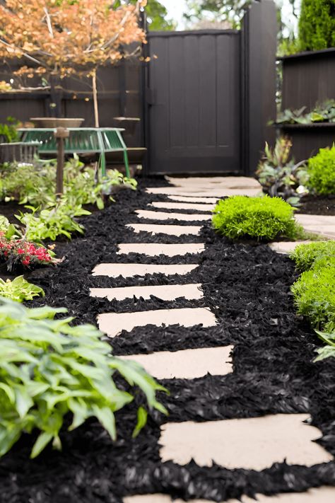 14 Best Black Mulch Landscaping Ideas - Blooming Anomaly Mulch Backyard Ideas, Black Mulch Landscaping Ideas, Black Mulch Landscaping, Mulch Landscaping Ideas, Black Rubber Mulch, Daycare Playground, Brown Mulch, Types Of Mulch, Black Soil