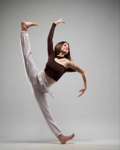 Acro Dance Poses, Jazz Poses, Legs Poses, Modern Poses, Fotoshoot Ideas, Poses Easy, Dance Shoot, Dance Photoshoot, Dance Pics