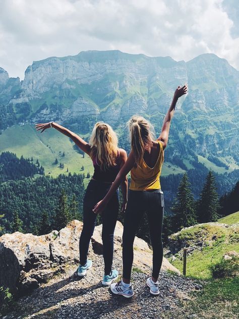 Hiking Pictures With Friends, Hiking Quotes Adventure, Hiking Photoshoot, Hiking Hair, Hiking Picture Ideas, Friends Hiking, Wander Outfit, Hiking Girl, Hiking Photos