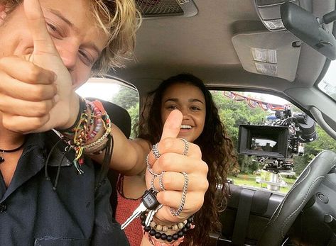 Kiara x JJ’s Instagram photo: “~ Thumbs up to the idea of jiara in season 2💖🌴⁉️ Hopefully we get our endgame🥰🌊🚤 #kiaraandjj #outerbanks #outerbankskiara #outerbanksjj…” Kiara Outer Banks Style, Obx Dr, Les Pogues, Outer Banks Style, Outer Banks Beach, The Pogues, Outer Banks Nc, I Love Cinema, Movies And Series