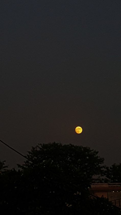 Moon aesthetic picture 
Night aesthetic 
Golden moon 
Full moon aesthetic picture Full Moon Asthetics Photos, Golden Moon Aesthetic, Today's Moon Pic In India, Moon Asthetics Photos, Yellow Moon Aesthetic, Full Moon Snap, Asthetic Nights, Aesthetic Picture Night, Yellow Snapchat