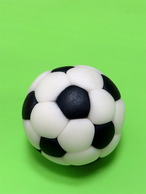 Tutorial - How To Make Simple Soccer Ball From Fondant - CakeCentral.com Soccer Cake Diy, Soccer Ball Cupcakes, Fondant Soccer Ball, Verjaarsdag Koeke, Soccer Cupcakes, Fondant Figurine, Football Cakes, Soccer Ball Cake, Soccer Birthday Cakes