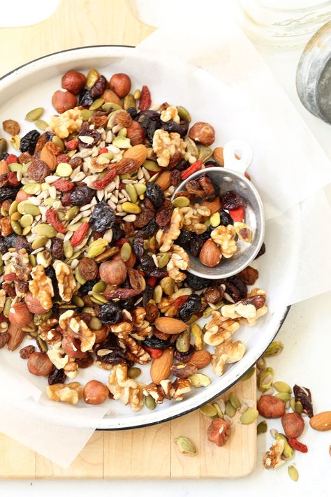 Healthy Nuts Snacks, Nuts And Dry Fruits, Mix Seeds Recipe, Healthy Trail Mix Recipes, Healthy Nuts And Seeds, Trail Mix Ingredients, After Workout Snack, Trail Mix Recipe, Healthy Trail Mix