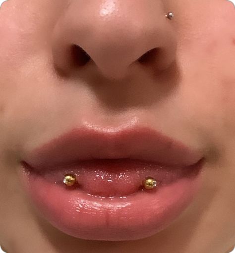 Snake eye tongue piercing. 
#snakeeyes #piercings #tonguepiercings #snakeeye #snaketonguepiercing #piercingbar Fun Nose Piercings, Gold Tounge Piercings, Single Snake Bite Piercing, Gold Piercings Aesthetic Face, Snake Eye Piercing Tongue, Snake Eyes Piercing Aesthetic, Gold Piercings Aesthetic, Gold Tongue Piercing, Snake Eye Tongue Piercing