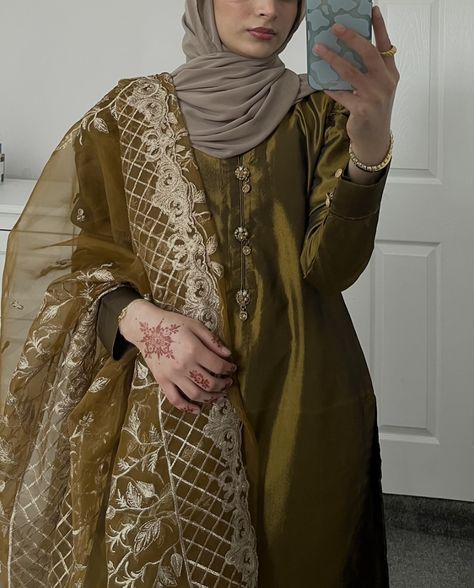 Mirror selfie of girl with gold pakistani outfit and blue phone case, looks aesthetic in pakistani outfit, face is not showing Desi Outfit With Hijab, Hijab With Desi Clothes, Eid Preparation, Eid Outfits Pakistani, Eid Outfit Ideas, Eid Looks, Modele Hijab, Hijab Trends, Pakistani Fashion Casual