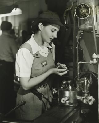 Woman In Overalls, Factory Worker, Vintage Lifestyle, Rosie The Riveter, Bib Overalls, Famous Women, Working Woman, Overalls Women, Cebu