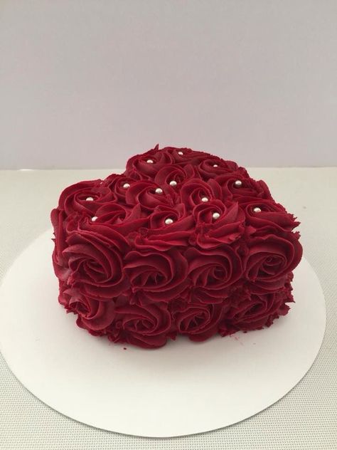 Red Cake Birthday Aesthetic, Valentine Heart Cakes, Red Heart Cake Design, Easy Birthday Cake Designs, Red Aesthetic Cake, Red Birthday Cake Aesthetic, Heart Shape Cake Designs For Birthday, Red And Black Heart Cake, Birthday Cake With Red Roses