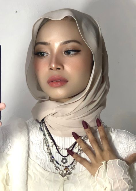 Makeup Graduation Hijab, Hijab Makeup Look, Make Up Hijab, Hijabi Makeup, Soft Girl Makeup, Makeup Hijab, Membentuk Alis, Hijab Makeup, Soft Makeup Looks