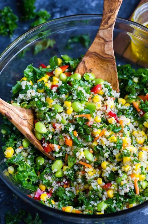 This Healthy Quinoa Salad is packed with colorful vegetables and tossed in an easy peasy whisk-and-pour Mediterranean dressing. I cannot WAIT for y'all to try this superfood salad! Mediterranean Dressing, Homemade Dressing Recipe, Healthy Quinoa Salad, Salad Quinoa, Healthy Quinoa, Quinoa Salat, Resep Salad, Superfood Salad, Quinoa Healthy