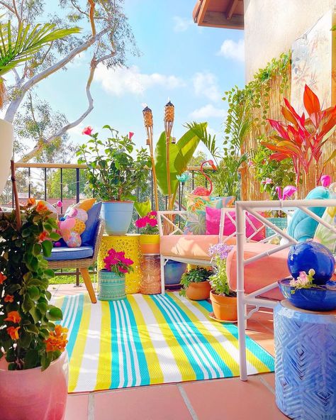 Beach Patio Decorating Ideas, Colorful Outdoor Decor, Patio Oasis Ideas, Lake Deck, Colorful Outdoor Furniture, Tropical Patio, Colorful Patio, Colorful Apartment, Areas Verdes