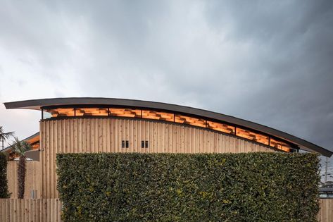 curved wood lattice roof hangs above nasca's blue sky nursery school in japan Fabric Roof Architecture, Curved Roof Design Architecture, Roof Plans Architecture, Arch Roof Design, Curved Roof Architecture, Curved Roof Design, Arched Architecture, Hawaii Tiny House, Lattice Roof