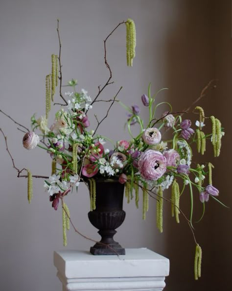 Flower Arrangement Designs, Ikebana Flower Arrangement, Fleur Design, Flower Installation, Flower Therapy, Vase Arrangements, Wildflower Wedding, Flower Display, Deco Floral