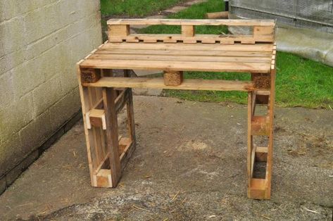 Potting Bench Made From Pallets, Pallet Greenhouse Diy, Allotment Diy, Pallet Potting Table, Pallet Garden Table, Pallet Greenhouse, Potting Benches Diy, Greenhouse Staging, Potting Bench Ideas