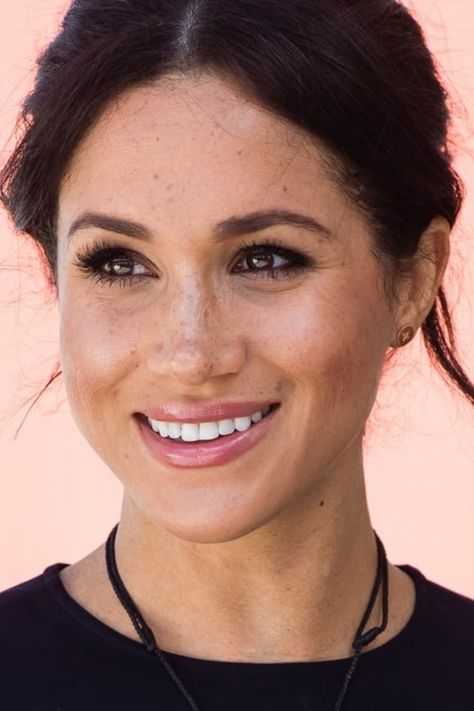 Meghan Markle Haircut, Freckles Makeup, Faux Freckles, Stylish Makeup, Royal Beauty, How To Do Makeup, How To Apply Foundation, Make Up Looks, Latest Hairstyles