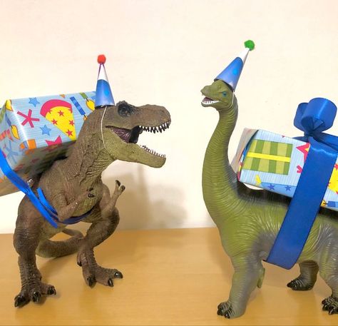 Dinosaur 18th Birthday Party, Dinosaur Birthday Gifts Ideas, Dinosaur Party Crafts, Dinosaur Gifts For Boys, Anklyosaurus Cake, Christmas Dinosaur Party, Dino Gift Ideas, Dinosaur Present Ideas, Dinosaur Themed Birthday Party Decorations Decorating Ideas