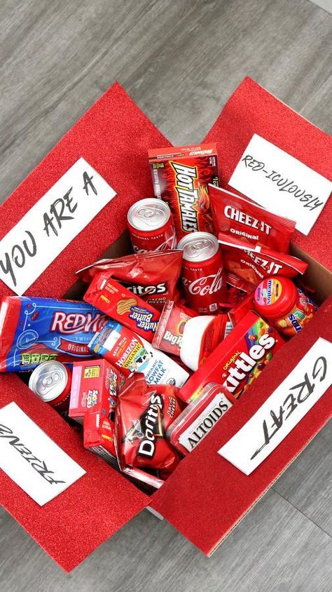 Diy Care Package Ideas, Homemade Gift Boxes, Diy Care Package, Care Package Ideas, Diy Best Friend Gifts, Anniversaire Diy, Bff Birthday Gift, Bff Birthday, Cute Gifts For Friends