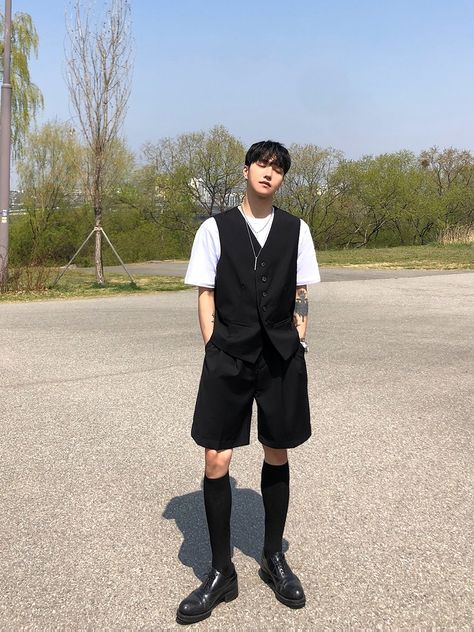 Black Vest Outfit Men, Black Waistcoat Outfit, Indie Fashion Men, Streetwear Outfit Men, Black Vest Outfit, Gilet Outfit, Vest Outfits Men, Wide Leg Outfit, Waistcoat Outfit