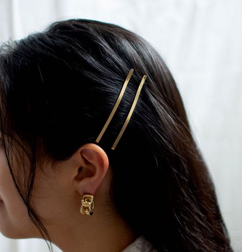 Gold Clips In Hair, Barettes Hairstyles Simple, How To Style Barrettes, Hair Pins Hairstyles, Gold Hair Barrette, Gold Barrette, Hair Clips Gold, Classic Bob Hairstyle, Gold Hair Pins