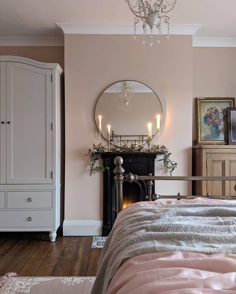 IMAGE: @elle_the_home_bird Bedroom Layout Ideas, Bird Bedroom, Fireplaces Layout, Small Bedroom Layout, Victorian Bedroom, Bedroom Layout, Bedroom Fireplace, Cottage Bedroom, Interior Renovation