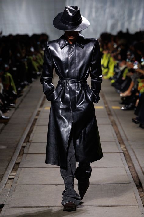 Alexander Mcqueen Fashion Show, Leather Coat Outfit, Alexander Mcqueen Ready To Wear, Paris Fashion Week Runway, Alexander Mcqueen Fashion, Mcqueen Fashion, Fall Winter 2024, Coat Outfits, Winter 2024