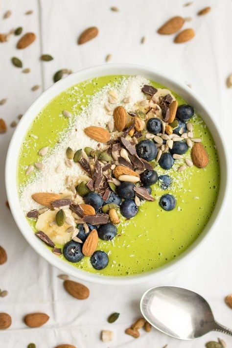 Green Smoothie Bowl Recipe, Green Smoothie Bowl, Best Green Smoothie, Creamy Smoothies, Smoothie Bowl Recipe, Smoothie Bowls, Food Garnishes, Easy Smoothies, Berry Smoothie