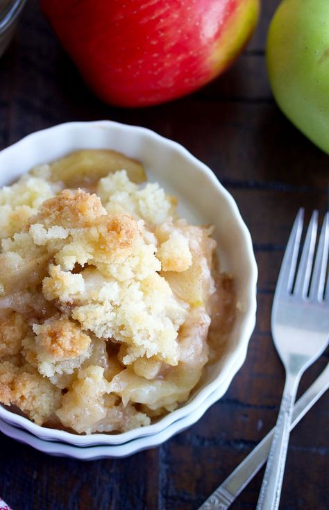 This Apple Crisp Pudding is delicious! It's so simple to make and tastes just like Apple Pie. So if making apple pie terrifies you, then you need this in your life. Apple Crisp Pudding Magnolia, Homemade Canned Salsa, Recipes Side Dishes, Apple Pudding, Apple Crisp Topping, Pumpkin French Toast Casserole, Making Apple Pie, Weekly Menu Plan, Just Pies