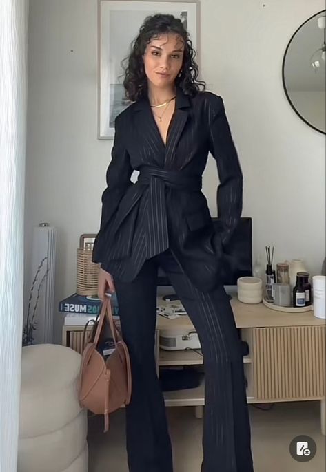 Women Suit Graduation Outfit, Daily Classy Outfit, Suits Inspired Outfits For Women, Groomswoman Outfit, Powerful Women Outfits, Oversized Suits For Women, Boss Woman Outfits, Terno Aesthetic, Female Suits Aesthetic