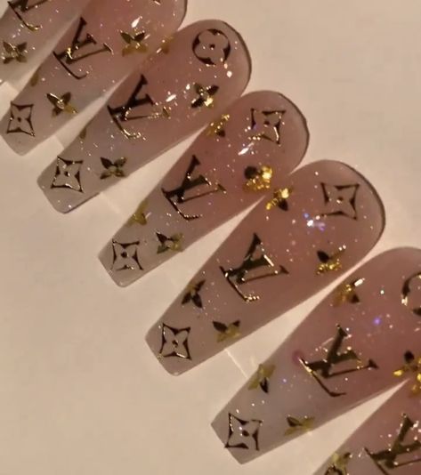 Designer Nail Designs Lv, Nail Art Lv Louis Vuitton, Gold Lv Nails, Louis Vuitton Inspired Nails, Louis V Nails, Lv Nails Designs, Lv Inspired Nails, Louis Vuitton Nail Art, Louis Vuitton Press On Nails