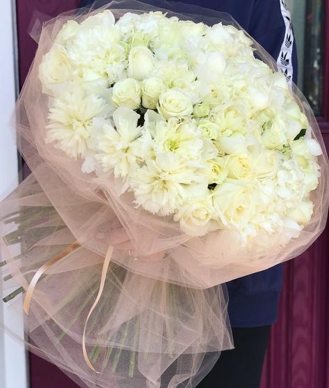 Tulle Bouquet, All White Bouquet, Hand Tied Bouquet, Bouquet Flower, Bouquet Wrap, Bouquet Ideas, Happy Birthday Gifts, White Bouquet, Graduation Pictures