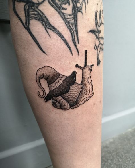 Botanical Snail Tattoo, Skull Snail Tattoo, Witchy Leg Tattoos, Snail Skull Tattoo, Snail Tattoo Ideas, Snail Tattoo Design, Opposites Tattoos, Fairycore Tattoo, Shin Tattoos