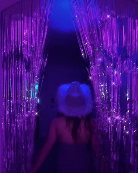 21 Birthday Purple Theme, Birthday Party Euphoria Aesthetic, Indie Birthday Party Ideas, 18th Birthday Party Ideas Euphoria, Y2k Club Birthday Party, 16 Birthday Party Outfits, Birthday Party Vibes Aesthetic, 17 Birthday Party Themes, Purple Birthday Party Aesthetic