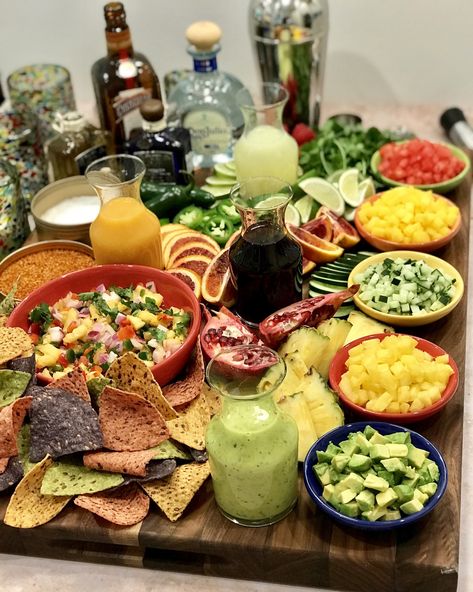 Margarita Party Ideas, Margarita Board, Mango Jalapeno Salsa, Margarita Night, Dessert Taco, Margarita Party, Easy Homemade Salsa, Plateau Charcuterie, Deco Buffet